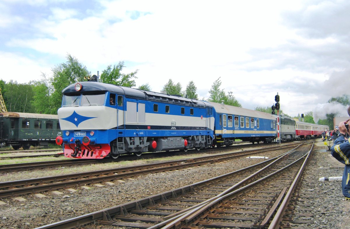 Prototyp Bardotka T478-1002 rangiert am 13 Mai 2012 ins Eisenbahnmuseum von Luzna u Rakovnika. Die Prototypen unterschieden sich vom Serienvariante durch die mehr abgerundete Nase. 
