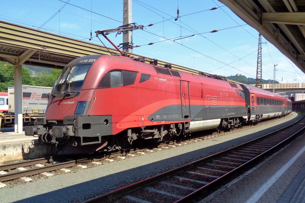 RailJet 1116 221 treft am 18 Mai 2018 in Kufstein ein. 