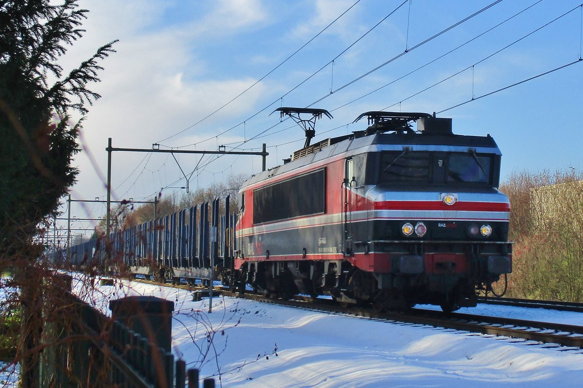 Railogix 1619 durchfahrt Wijchen am 12 Dezember 2017 und überrascht beinahe der Fotograf, deswegen kann es nür zum Notschüss kommen. 