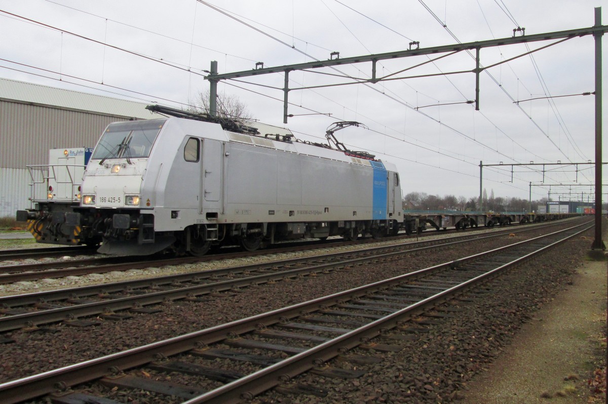 Railpool 186 425 steht am 18.Dezember 2015 in Blerick.