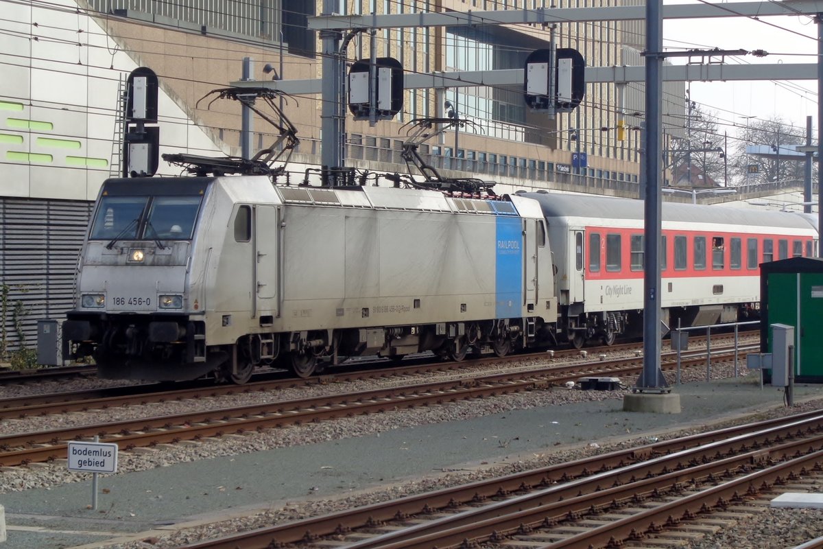 RailPool 186 456 steht am 4 Mrz 2018 in Arnhem Centraal.
