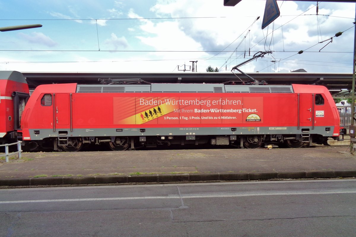 RE mit 146 225 steht am 21 Mai 2018 in Offenburg. 