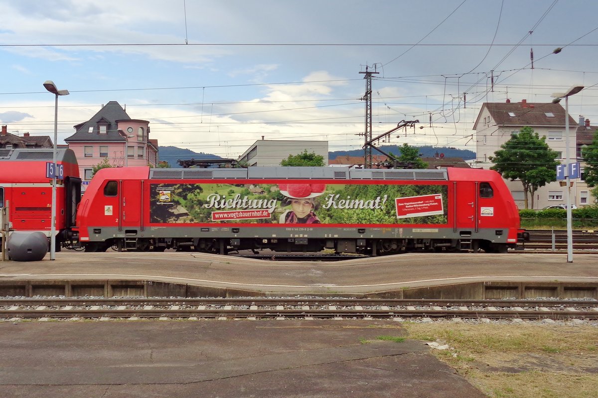 RE mit 146 239 steht am 21 Mai 2018 in Offenburg. 