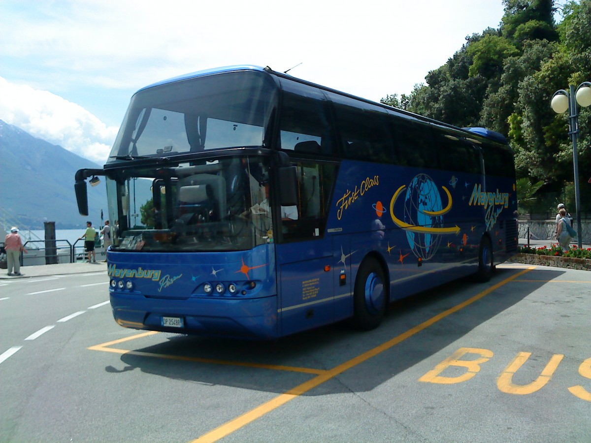 Reiseburg des Busuntermehmen Meyenburg Reisen aus Sdtirol auf dem Busparkplatz am Gardasee in Limone sul Garda am 05.06.2014
