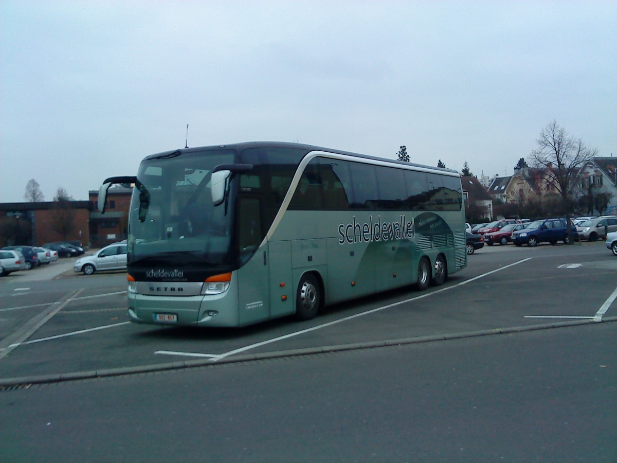 Reisebus Marke Setra des Reisebusunternehmens Autocarreizen aus Scheldevallei in Belgien auf dem Wurstmarktgelnde in Bad Drkheim am 05.12.2013
