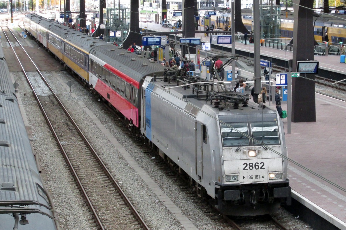 RP 186 181/2862 treft am 25 Oktober 2015 in Rotterdam Centraal ein.