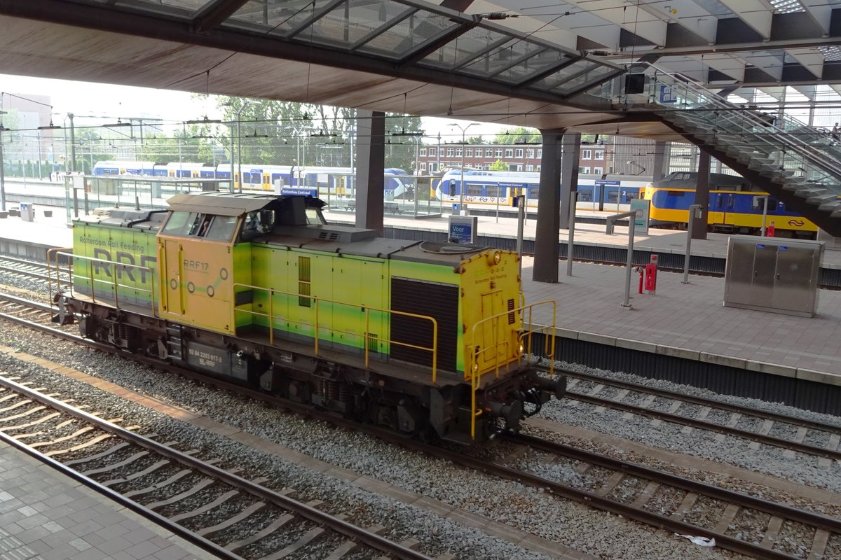 RRF 17 durchfahrt in aller Ruhe Rotterdam centraal am 18 Mai 2019.
