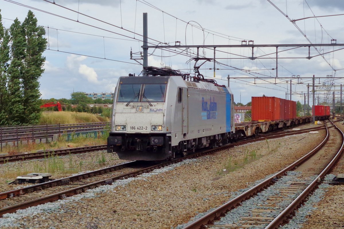 RTB 186 422 schleppt der Blerick-Shutle durch Breda am 24 Augustus 2018.