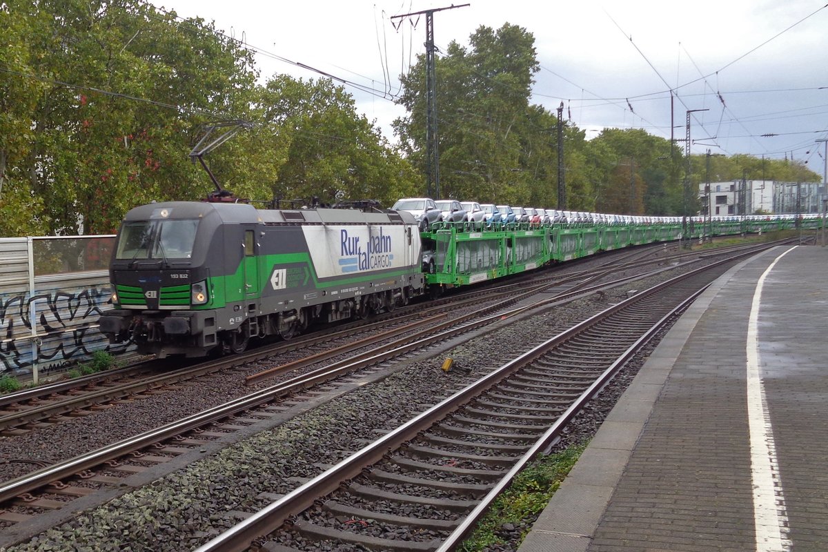 RTB 193 832 schleppt ein Autozug durch Kln Sd am 24 September 2018.
