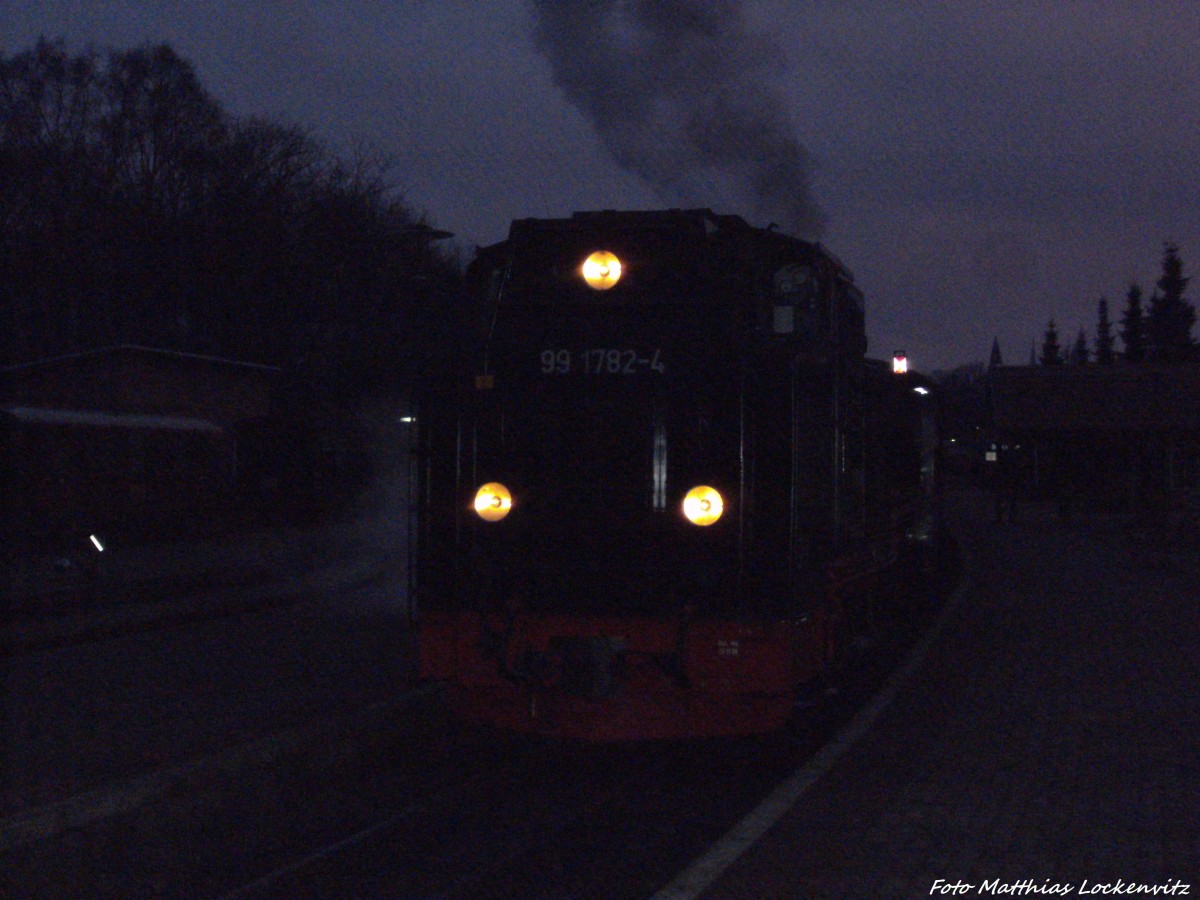 RüBB 99 1782 steht zu Abfahrt nach Ostseebad Göhren im Bahnhof Putbus bereit am 5.1.14