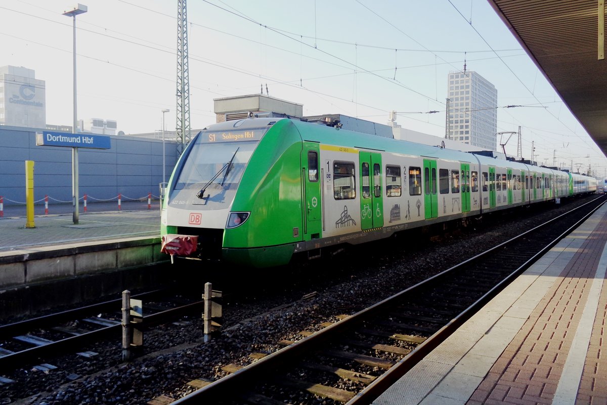 S-Bahn 422 045 hält am 28 Dezember 2018 in Dortmund Hbf. 