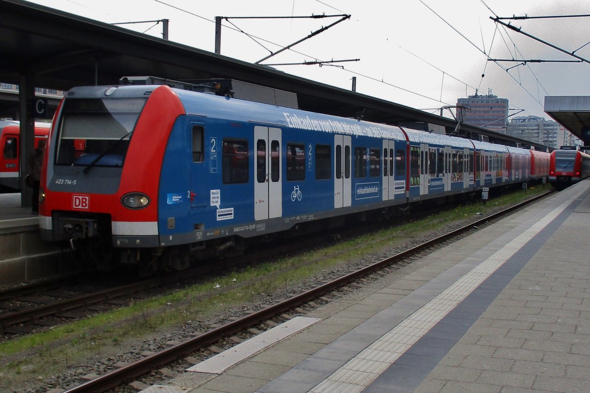 S-Bahn 423 714 steht am 3 April 2017 in München Ost.