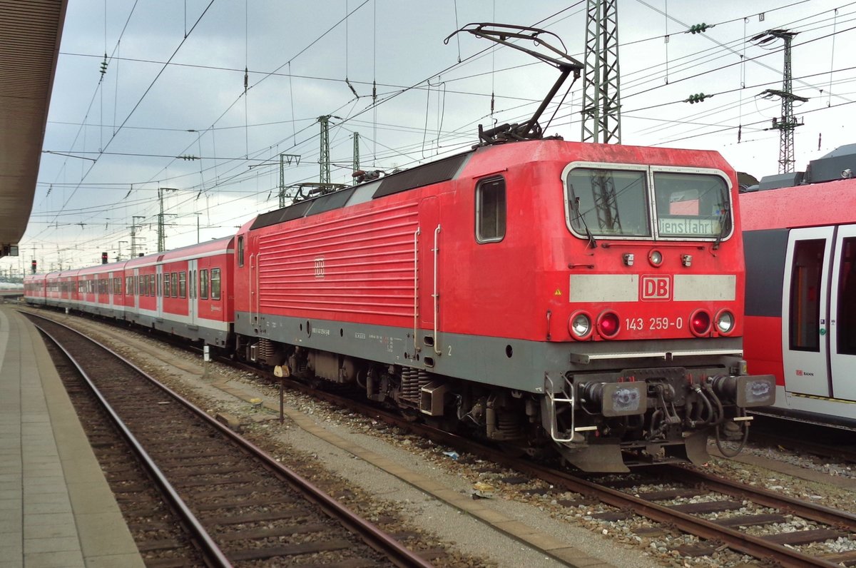S-Bahn mit 143 259 steht am 3 April 2017 in Nürnberg Hbf.
