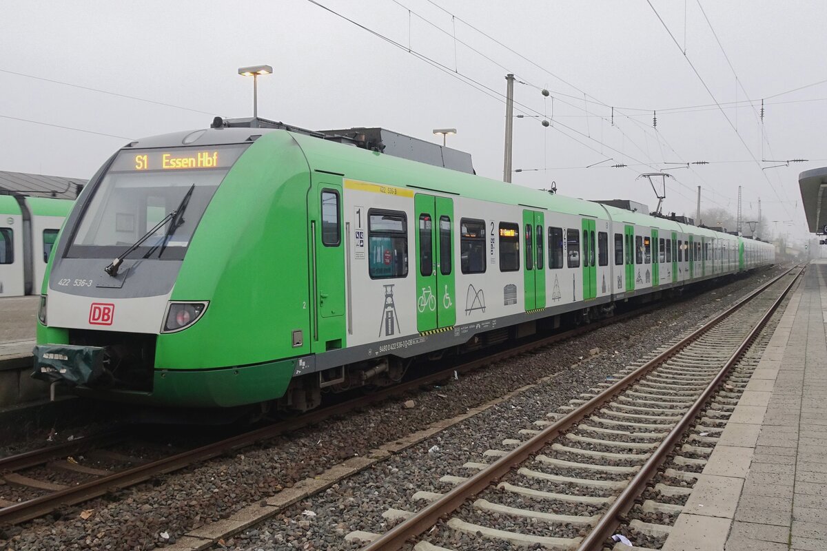S-Bahn mit 422 536 steht abfahrtbereit in Bochum Hbf am grauen, leicht nebligen 26. Januar 2022.