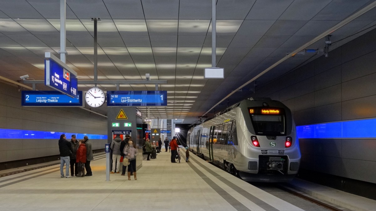 S1 nach Leipzig-Stötteritz steht in der Station Leipzig-Bayerischer-Bahnhof.
Aufgenommen im Dezember 2013.