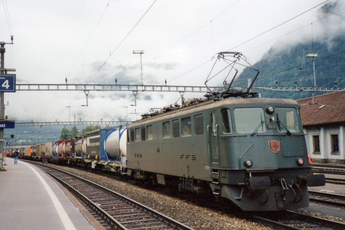 SBB 11491 schiebt ein KLV aus Erstfeld aus am 27 Mai 2006.