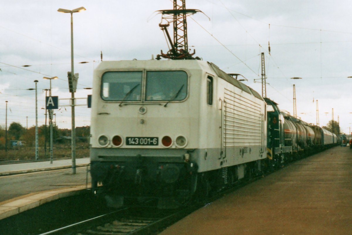 Scanbild von 143 001 mit ein BASF-Zug in Weimar am 26 Jänner 2000.
