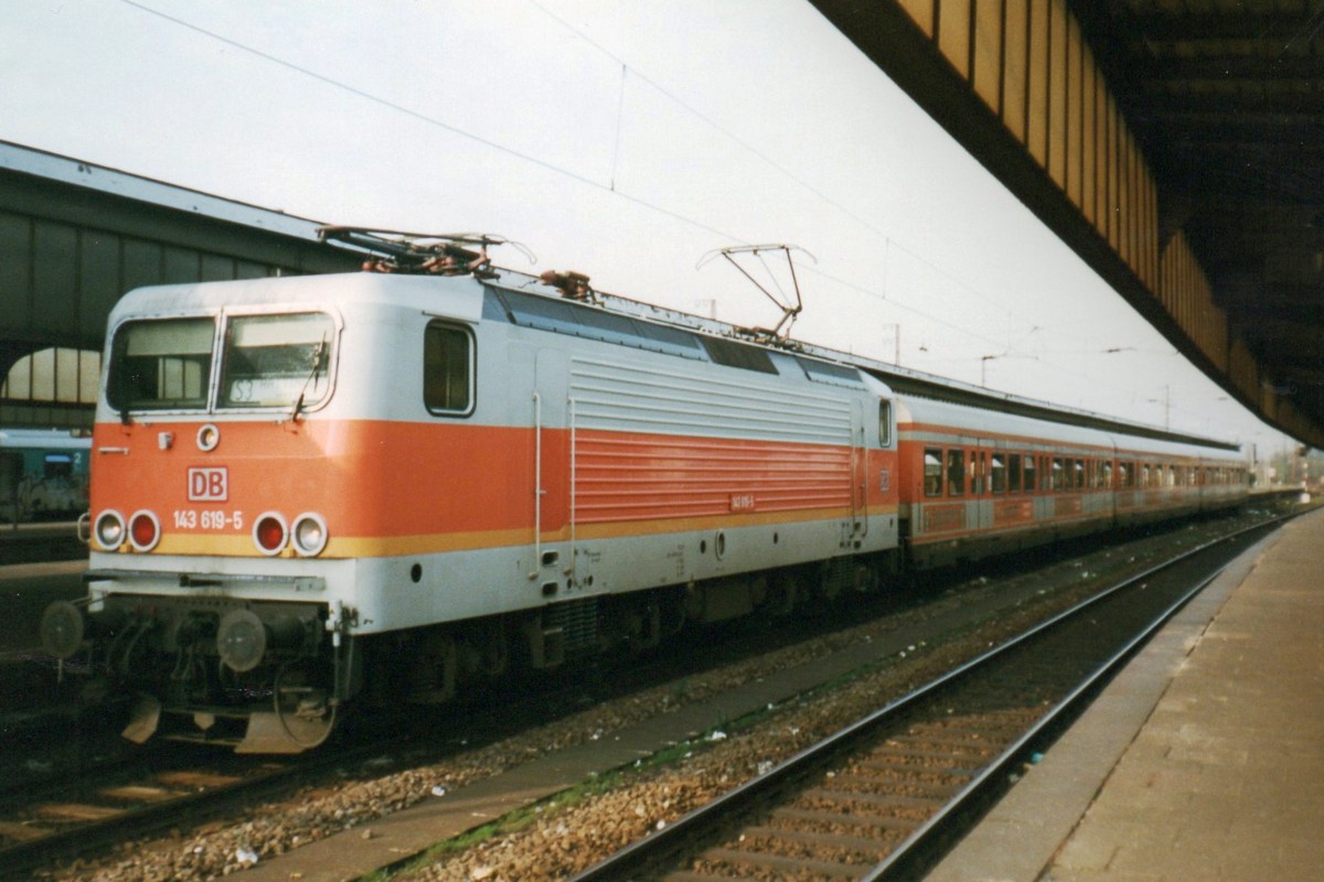 Scanbild von 143 619 mit S-Bahn in Oberhausen Hbf.