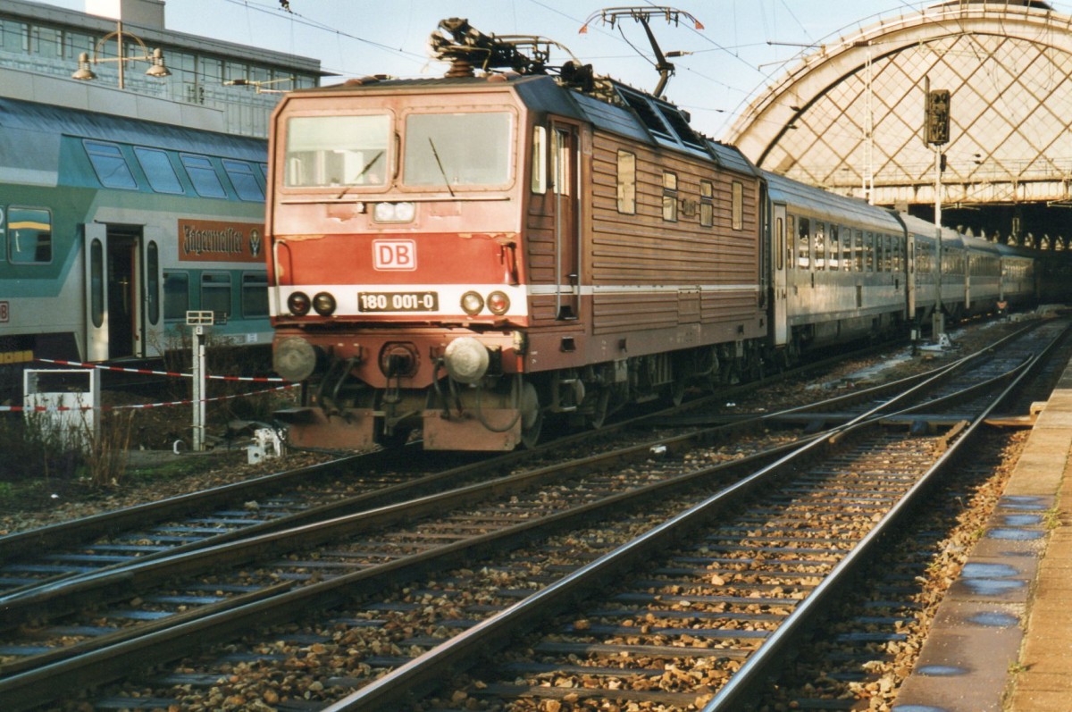 Scanbild von 180 001 mit EC 'HUNGARIA' am 7 November 1999; DResden Hbf fr Berlin Ost verlassend.