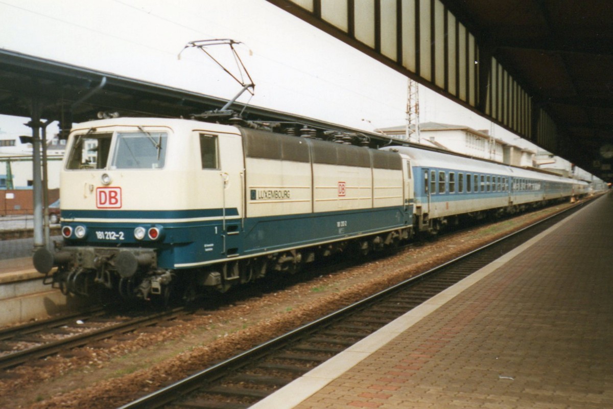 Scanbild von 181 212 'LUXEMBOURG' mit INterRegio in Trier Hbf am 27 April 1998.