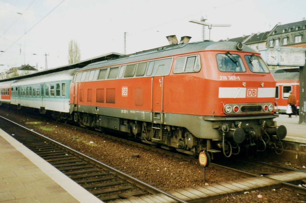 Scanbild von 218 367 in Koblenz Hbf am 1 Oktober 2000.
