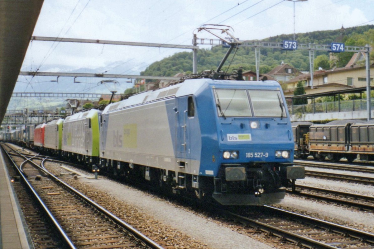 Scanbild von Alpha Trains 185 527, zwei BLS 485er und eine DB 185 mit Zug in Spiez am 24 Mai 2007.