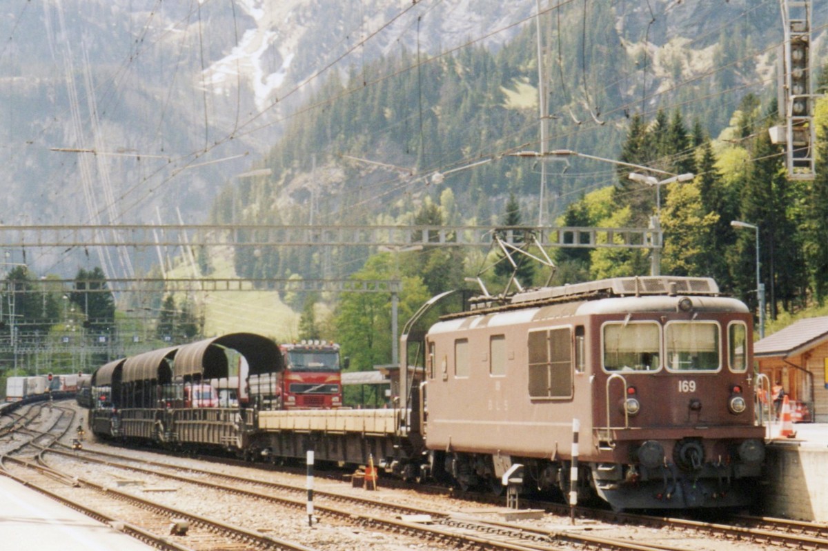 Scanbild von BLS 169 mit PKW-Pendelzug in Kandersteg am 24 Mai 2002.
