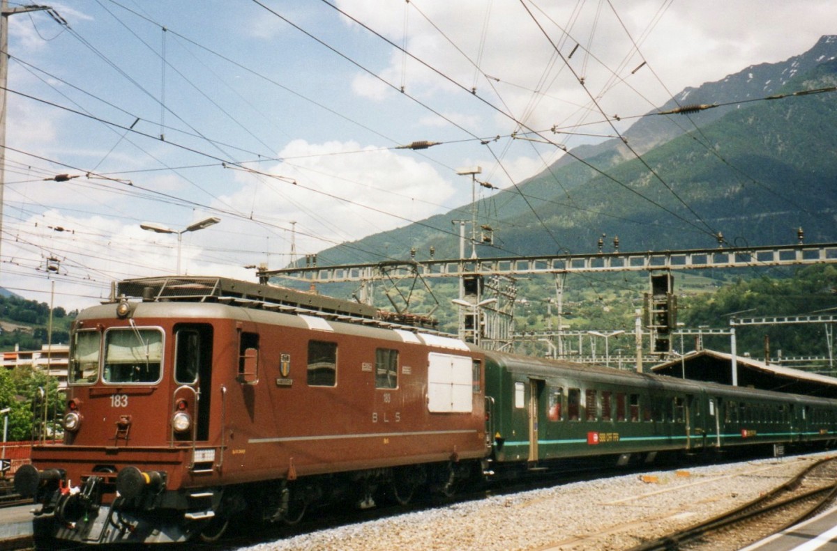 Scanbild von BLS 183 mit alter SBB-Zug in Brig am 24 Juli 2000.