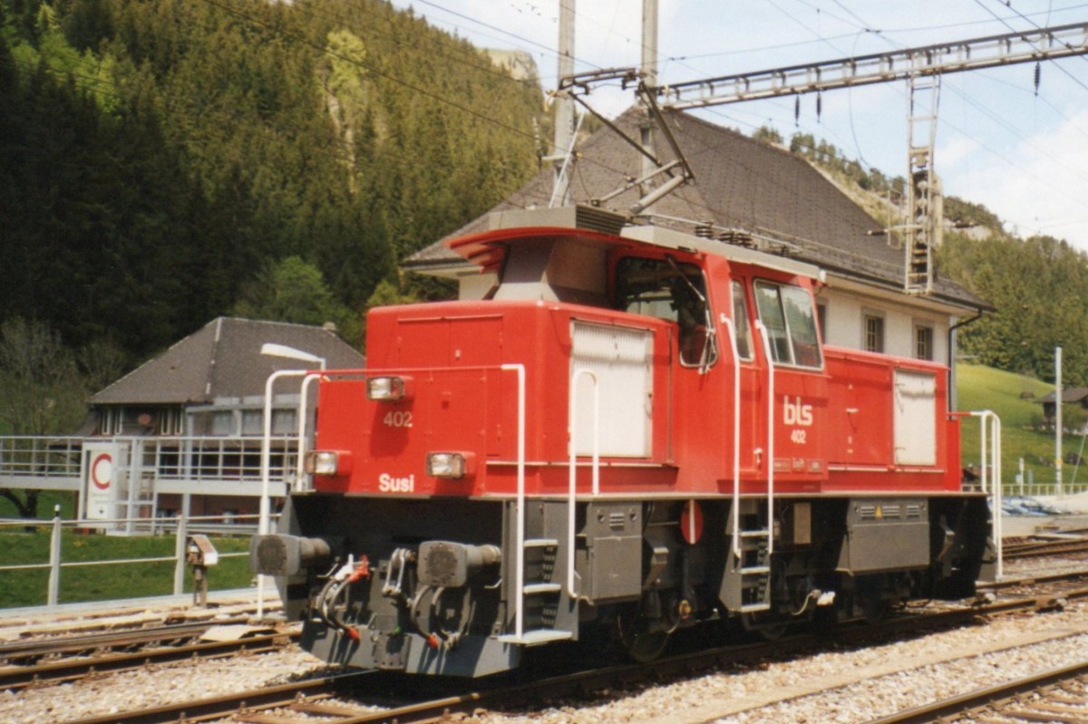 Scanbild von BLS 402 in Kandersteg am 24 Mai 2002.