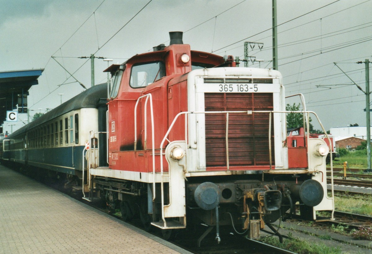 Scanbild von DreiBein 363 163 in Emden Hbf am 15 Mai 2002.