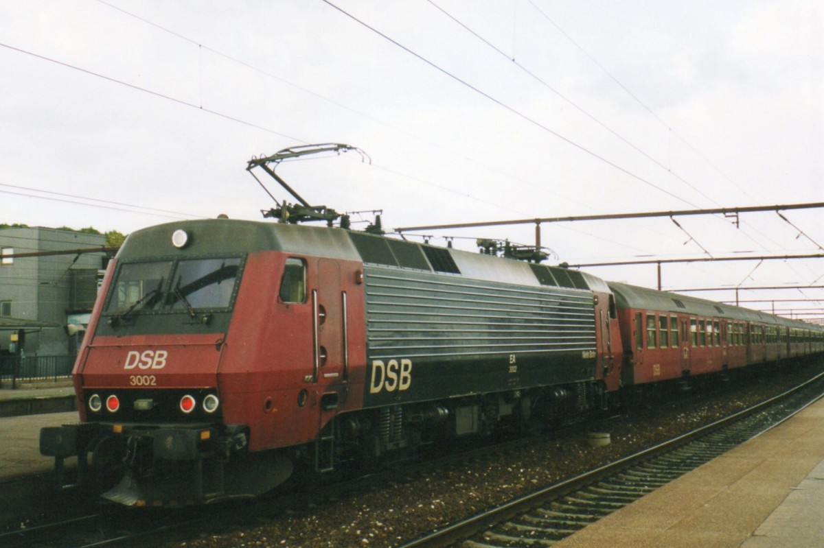 Scanbild von DSB 3002 mit Spitzverkehrszug nach Kobnhavn in Roskilde, 22 Mai 2004. 