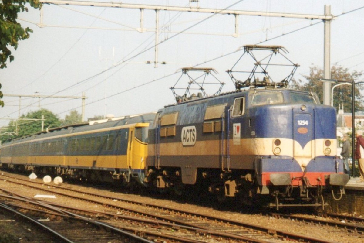 Scanbild von ein Sonderzug mit ACTS 1254 in Dieren am 14 Oktober 2006.