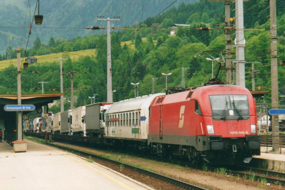 Scanbild von ÖBB 1016 045 mit Slowenischen RoLa in Schwarzach St.Veit am 29 Mai 2004.