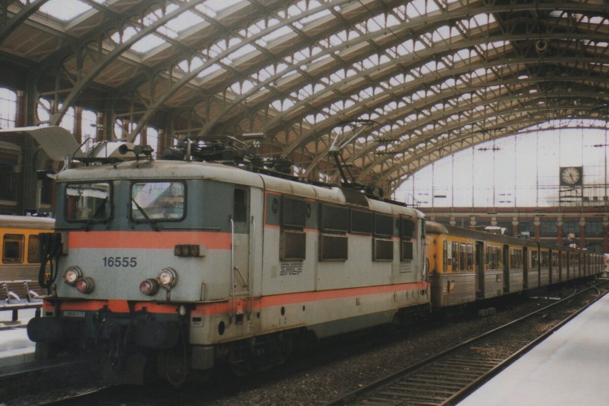 Scanbild von SNCF 16555 mit TER nach Arras in Lille-Flandres am 14 September 2004. 
