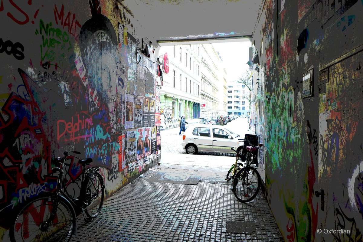 Schanzenviertel in Hamburg. Graffiti und Farbschnierereien in einem Torweg an der Susannenstraße.
