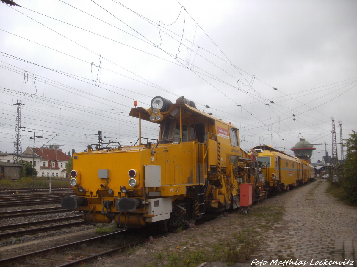 Schienenreiniger und Gleisstopfmaschiene abgesellt am Bahnhof Halle (Saale) Hbf am 14.9.14