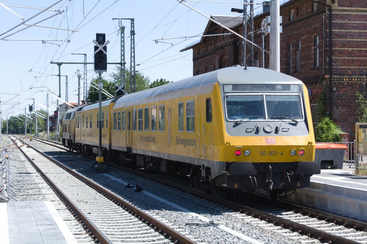 Schlusslicht von 218 392 mit dem Messzug beim zwischenhalt im Bahnhof Taucha (b Leipzig) am 29.6.19