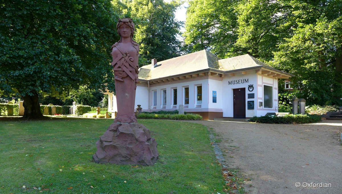 Skulptur einer Bildhauerin vor dem Friedhofsmuseum in Hamburg-Ohlsdorf.