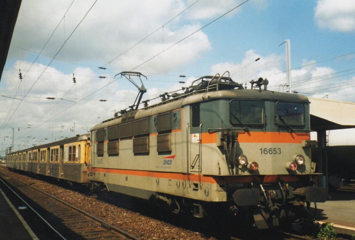 SNCF 16653 steht mit ein TER nach Bethune in Douai am 20 Mai 2003.