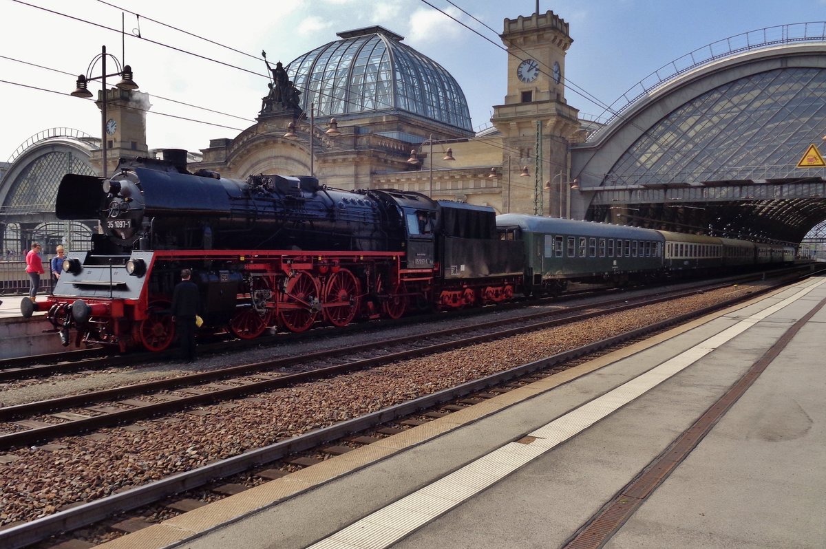 Sonderzug mit 35 1097 steht am 9 April 2017 in Dresden Hbf abfahrtbereit fr eine Parallelfahrt.