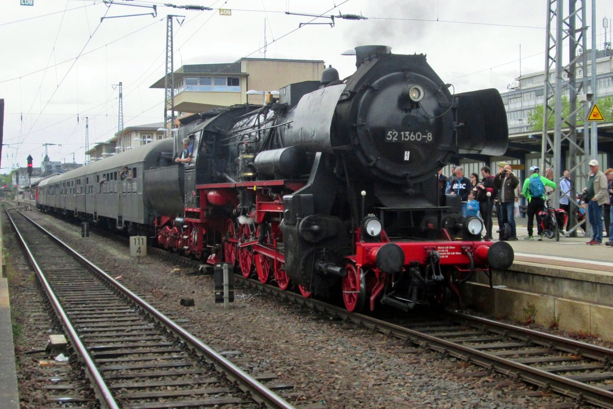 Sonderzug mit 52 1360 steht am 29 April 2018 in Trier.