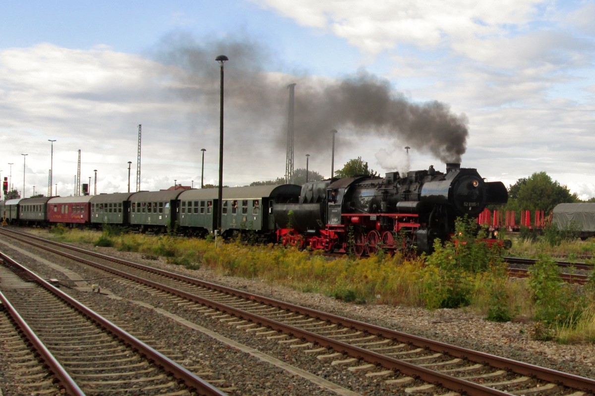 Sonderzug mit 52 8195 durchfahrt Arnstadt auf den Ruckfahrt nach Nrnberg am 19 September 2015.