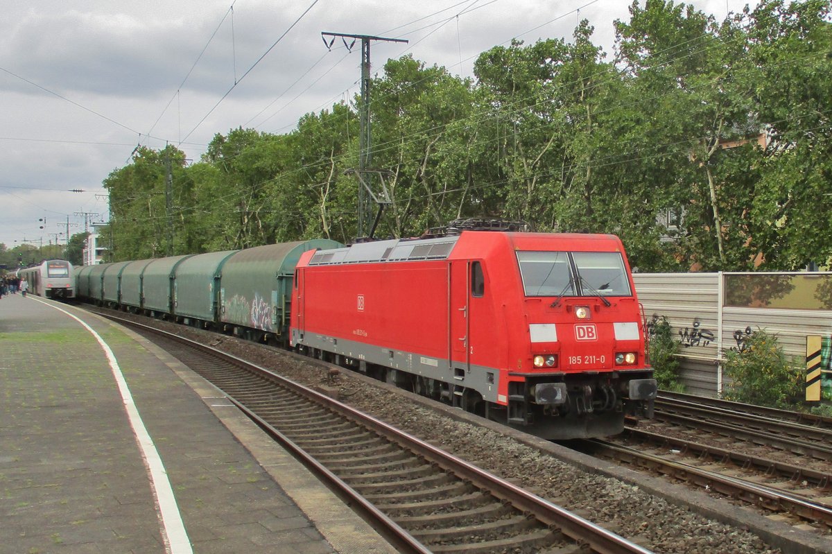 Stahlzug mit 185 211 durchfahrt Köln Süd am 4 Oktober 2017.