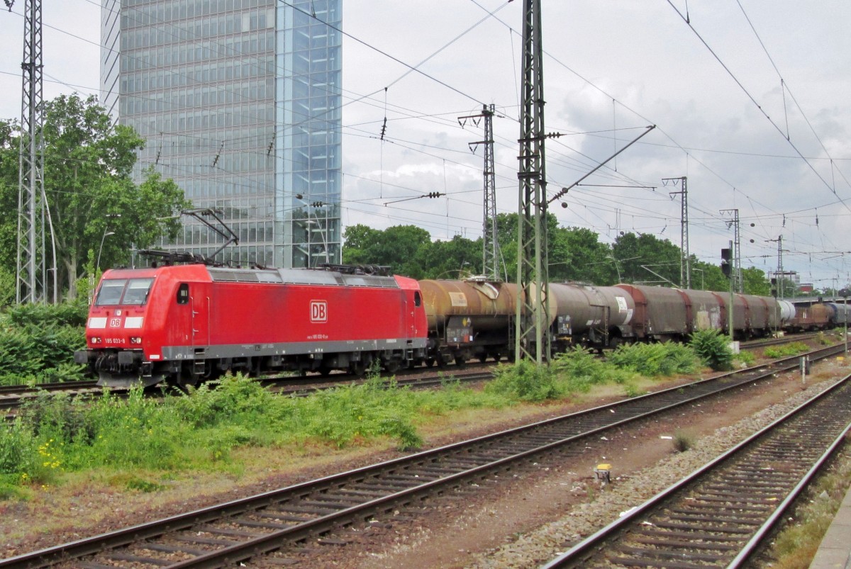 Stahlzug mit Kesselwagen mit 185 033 treft am 30 Mai 2014 in Mannheim Hbf ein.