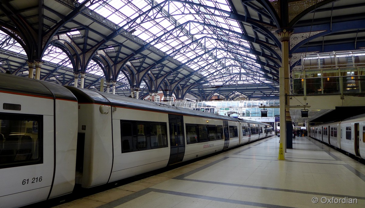 Stansted Express auf dem Bahnhof Liverpool Street Station, London.