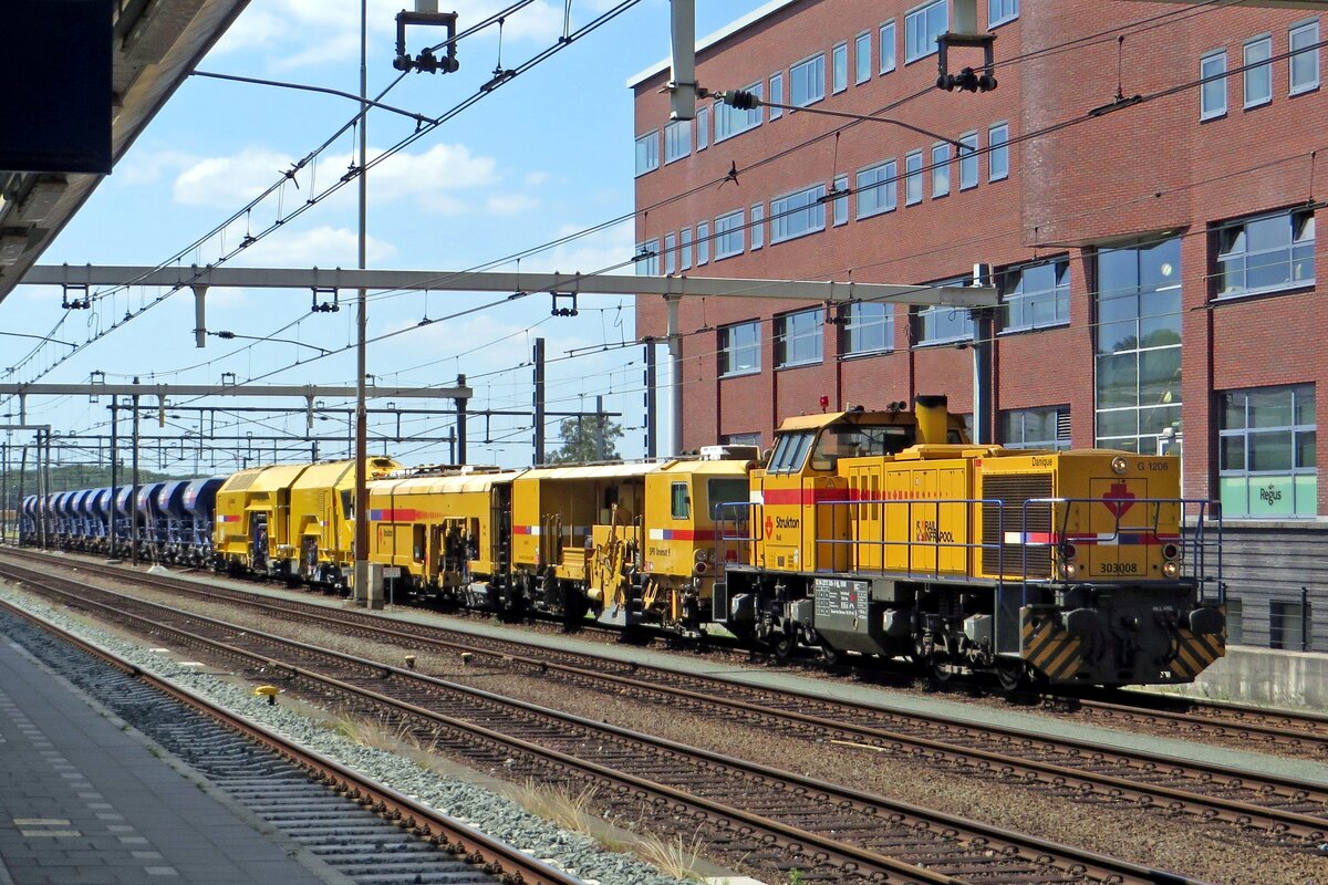 Strukton 303008 rangiert am 25 Juni 2020 mit ein Gleisbauzug in Amersfoort.