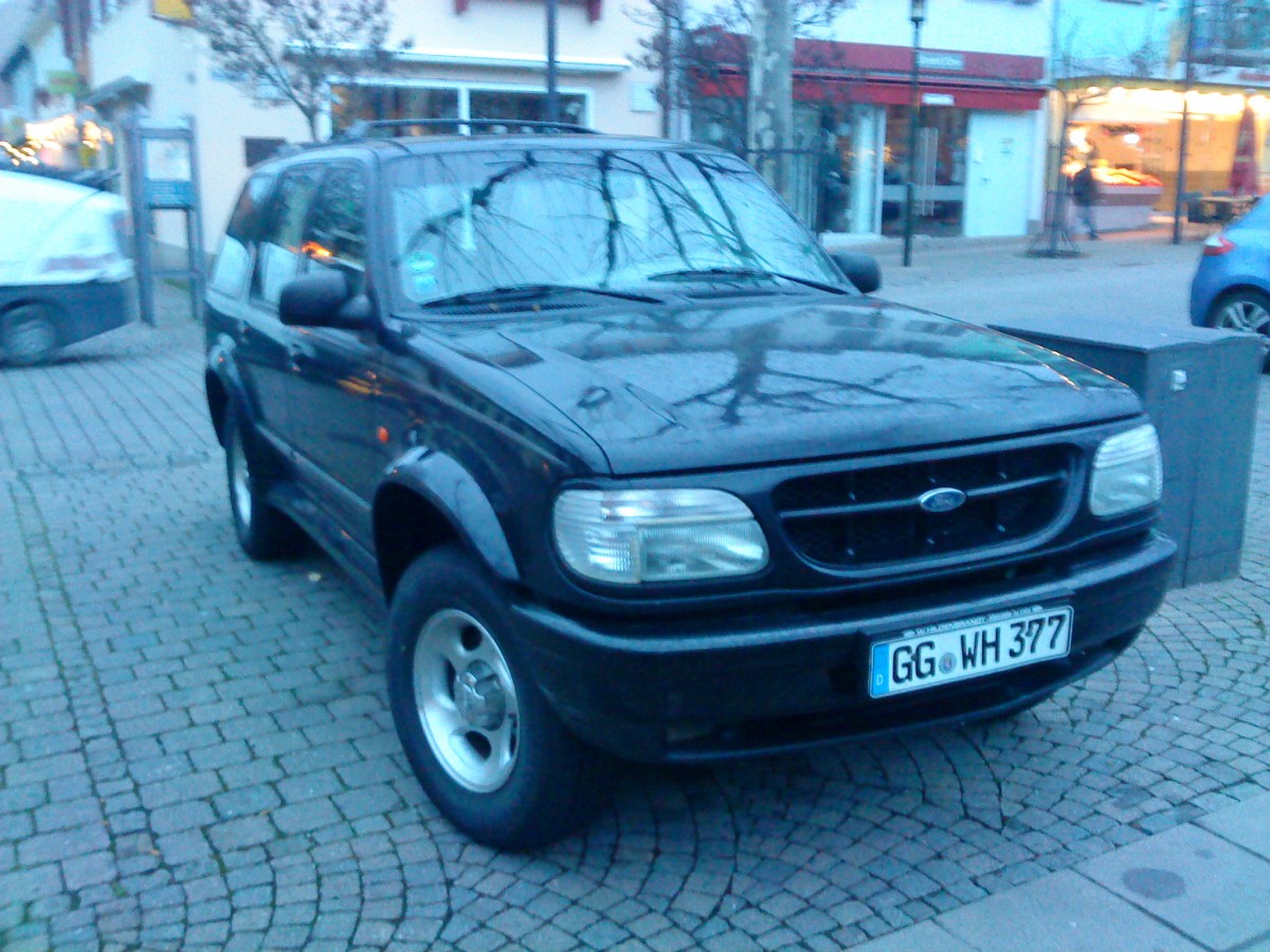 SUV Ford Explorer auf dem Stadtplatz in Bad Drkheim am 11.12.2013