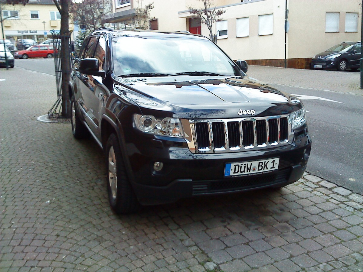 SUV Jeep Cherokee in der Bad Drkheimer Innenstadt am 06.12.2013