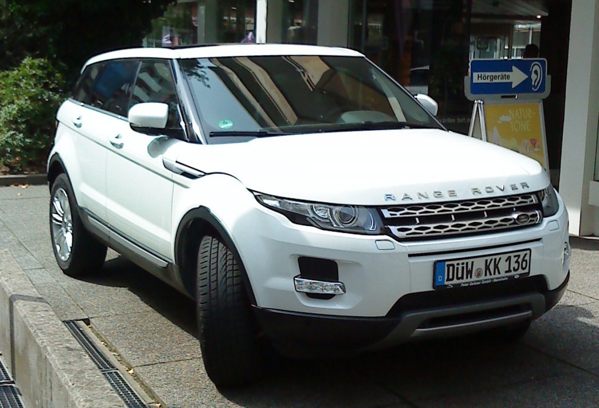 SUV Land Rover Range Rover auf einem Innenstadtparkplatz in Bad Drkheim am 21.08.2013



