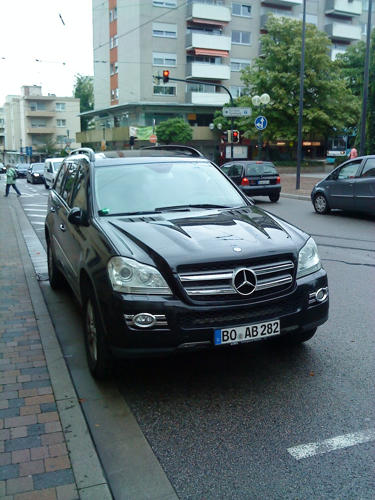 SUV Mercedes-Benz M Klasse vor der Post inn Bad Drkheim am13.08.2013